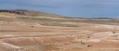 美国政府计划通过持股Thacker Pass锂矿项目,强化国内锂资源供应链,减少对中国锂资源依赖,保障国家技术与能源安全。该项目预计将成为西半球最大的锂矿之一,为电动汽车及储能产业提供核心原料。
