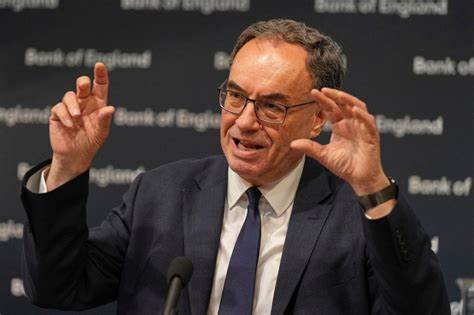 英国央行行长安德鲁·贝利提出稳定币可在将货币与信贷分离的框架下发展,从而降低商业银行在支付与结算体系中的主导地位,并强调监管与技术改进对保障金融稳定的重要性。文章梳理稳定币的潜力、风险、监管动态以及对银行、支付系统和货币政策的深远影响。
