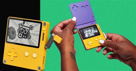 探寻Playdate掌机的设计哲学、独特玩法与生态演进,分析它如何凭借极简硬件、单色屏与手摇曲柄在现代游戏市场中脱颖而出,并展望其对独立游戏与便携设备未来的影响
