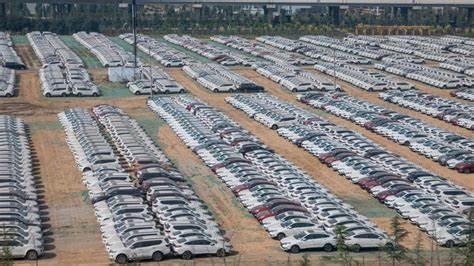 中国汽车行业正加速迈向全球汽车市场领军地位,五年内年销售量预计突破4000万辆,新能源与出口双轮驱动成为关键增长引擎,未来市场潜力巨大。
