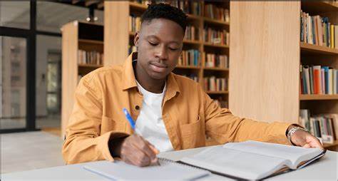 本文深入探讨肯尼亚'影子学者'这一独特群体,他们通过为英国及全球学生代写学术论文,支撑着庞大的学术代写市场,同时展现了这一现象背后的社会、经济和伦理复杂性。文章聚焦代写产业的运作方式、代写者的生活现状以及这一产业对全球教育体系带来的深远影响。
