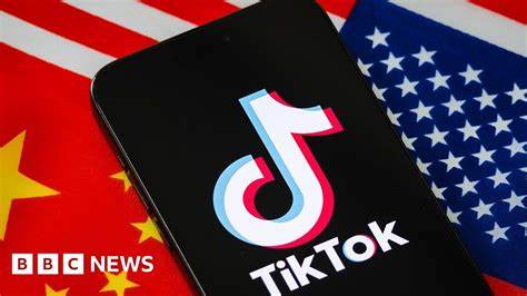 近日,TikTok与中国方面达成初步协议,确保美国公司能够掌控其核心算法及董事会多数席位,此举旨在回应美国对数据隐私和国家安全的担忧,同时维持TikTok在美继续运营的可能性。本文深入剖析此协议背后的政治博弈、技术控制和未来影响。
