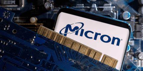 解析美光(Micron)如何通过高带宽内存(HBM)和DRAM策略在人工智能基础设施爆发中实现营收与利润双重突破,以及面临的机遇与风险,帮助读者理解内存市场的供需走向与投资考量。
