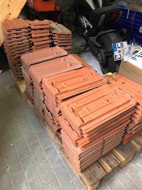 Ergoldsbacher Großfalzziegel作为德国传统而高效的屋顶建筑材料,因其独特设计和优越性能,成为建筑装修和翻新中的热门选择。了解其结构特点、施工优势及restado平台上购买的便利性,助力打造具备耐用、环保和美观性的建筑屋顶。
