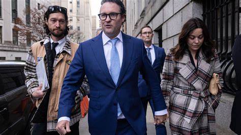 特雷弗·米尔顿因涉嫌证券欺诈被美国证券交易委员会起诉一案,在获得特朗普总统赦免后被撤销,引发电动汽车行业及投资界的广泛关注。米尔顿与尼古拉公司的纠纷、破产及法律风波揭示了电动汽车领域的复杂风险与挑战,也反映出企业治理与法律保护之间的博弈。
