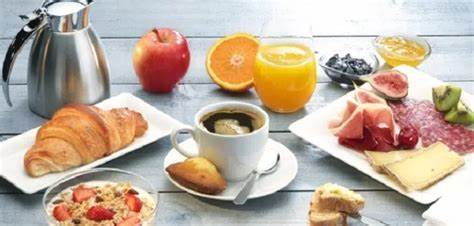 介绍如何计算酒店早餐捕捉率并解释影响因素、统计监测、收益与成本分析及可执行的提升方案,帮助酒店通过数据驱动优化早餐业务表现与利润
