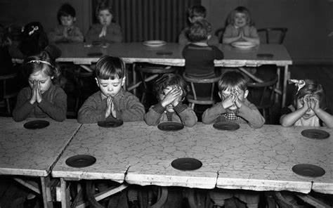 宗教信仰在家庭教育中扮演着重要角色,但如何平衡信仰传承与孩子的独立思考能力?本文深入分析教孩子信仰上帝的伦理争议,探讨其潜在影响,并提供理性的教育建议。
