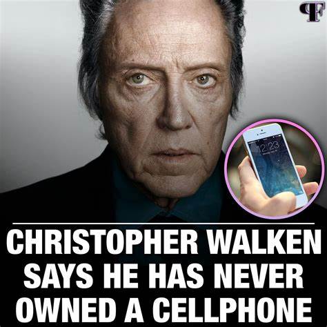 讲述一位长期未拥有手机的大学教授如何安排日常、面对社交与行政难题,以及从隐私、注意力和社会包容角度对无手机生活的深度反思与实用建议
