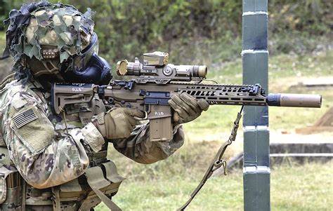 随着美国陆军宣布M7步枪将替代服役近半个世纪的M4系列步枪,其独立、真实作战环境下的测试却面临减少的趋势。监督机构警示,缺乏独立测试可能带来潜在战斗风险,影响武器系统的可靠性和作战效能。
