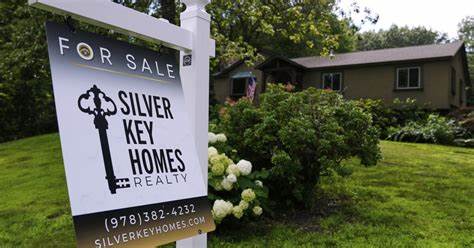 解析Compass与Anywhere拟以16亿美元合并并形成34万名经纪人网络后,对小型本地经纪公司的市场影响、消费者与经纪人的利弊、监管可能性以及中小经纪公司可以采取的切实应对策略与发展路径。
