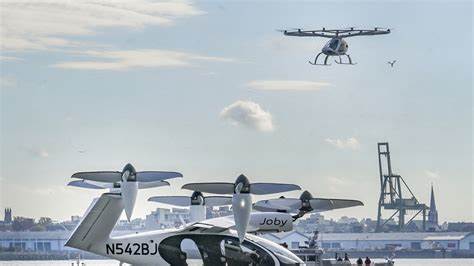 美国特朗普政府推出电动垂直起降飞机(eVTOL)试点项目,旨在推动电动空中出租车技术的发展,促进交通领域的科技创新,助力美国在全球航空领域保持领先地位。该项目涵盖多项试验计划,支持无人和载人飞行,实现紧急医疗运输和城市货运的多样化应用,凸显未来出行方式的变革潜力。
