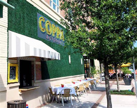 介绍休斯顿一家融合传统与创新的意大利餐厅Coppa Osteria,深入探讨其独特的菜品、优质的服务、舒适的用餐环境以及丰富的饮品选择,是意大利美食爱好者不可错过的餐饮体验。
