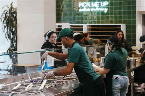 分析政府停摆对在华盛顿特区及联邦就业密集区域布局的快休闲餐饮连锁公司可能产生的冲击,并提供投资者在短期动荡和长期趋势间的应对建议
