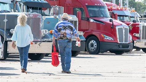 随着2025年卡车运输行业面临前所未有的挑战,小型承运人和业主运营者们必须在自主经营和租赁加盟之间做出艰难选择。本文深入剖析两种经营模式的利弊,结合当前市场环境,帮助卡车司机和运输企业制定更明智的运营策略。
