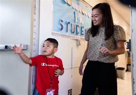 探讨连接性劳动(见人、回应与建立社会纽带)在资本逻辑与技术自动化压力下被降格的机制、现实案例与社会后果,并提出制度化保护与工人自主的可行方案以守护公共照护质量与社区凝聚力。
