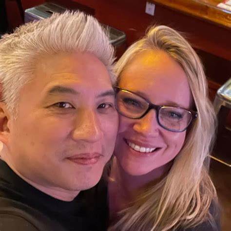 围绕Rita Daniels -  - Wendy's收银员在LinkedIn上的职业形象展开,探讨快餐业前线岗位如何通过专业社交平台提升职业竞争力、展示可迁移技能并规划长期发展路径
