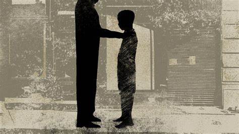 在烏干達喀麥隆街頭,一位無家可歸少年因一句簡單的提問,改變了他的人生軌跡,從街頭流浪兒到美國著名寄養家庭之父的故事激勵人心,展現了關愛與信任的力量以及教育對生命的救贖作用。
