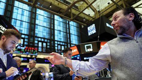 随着债券收益率上升,美国股市表现出明显的分化趋势,投资者面临经济数据疲软和联邦储备利率政策变化的双重影响。在当前市场环境下,理解债市与股市的互动关系以及宏观经济指标的动态,对投资决策至关重要。本文深入分析股市震荡背后的因素,探讨未来潜在的市场走势与投资策略。
