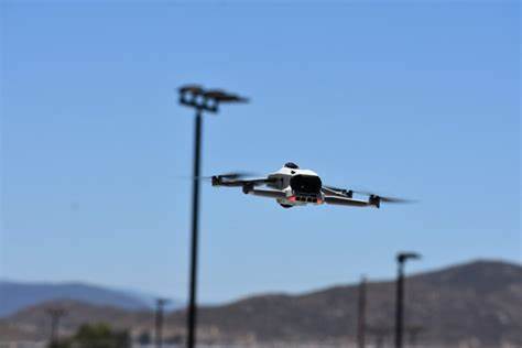 随着无人机技术和商用安防需求的结合,零售行业正探索用无人机追踪和抓捕窃贼的可能性。分析其技术优势、隐私与法律挑战、实施风险以及可行的监管与运营建议,为零售商、监管者和公众提供决策参考。
