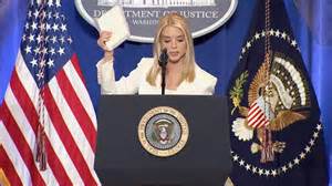 随着技术的飞速发展,隐蔽监控设备正日益进入公众视野。美国缉毒局(DEA)最新研发的伪装成信用卡的音视频录制设备揭示了执法机关在监控技术上的创新,这给个人隐私保护带来了前所未有的挑战和思考。
