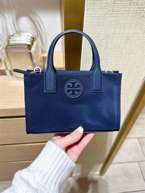 深入了解Tory Burch托特包的多樣款式與材質,從迷你款到大容量設計,編織與尼龍材質的特色解析,以及台灣官網與門市資訊,幫助消費者做出理想選擇。
