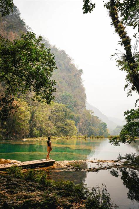 塞穆克查姆佩,位于危地马拉中部的阿尔塔韦拉帕兹地区,以其独特的石灰岩桥梁和梦幻般的碧蓝天然泳池闻名。本文详细介绍了前往塞穆克查姆佩的交通方式、最佳旅游时间、住宿选择及必体验的周边活动,助您规划完美旅程,畅享这片秘境自然之美。
