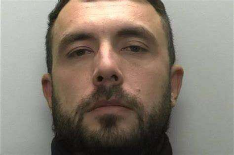 介绍一名托基毒贩如何通过暗网贩卖毒品并利用加密货币掩盖非法收入,从而维持奢华生活的真实案例,探讨现代犯罪技术的发展及其法律应对。
