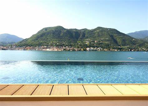 探索加尔达湖畔的Park Hotel Casimiro,感受独具匠心的私家海滩与五星级设施,尽享意大利伦巴第地区壮丽湖景与宁静氛围,体验身心灵的极致放松与美食盛宴。
