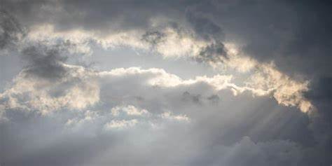 本文详细解析了2024年因误导客户而被罚款的基金事件,探讨了神洗钱现象的定义、成因及其对投资者和市场的影响,提供了投资者如何识别和防范类似风险的实用建议。
