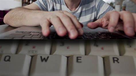 深入探讨QWERTZ键盘布局的起源及其独特设计背后的历史原因,解析这一布局如何影响现代输入习惯以及与其他键盘布局的区别。
