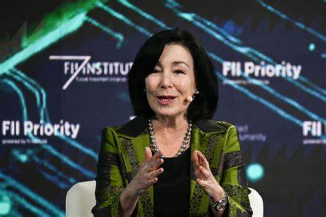 甲骨文公司近期股价大幅上涨,不仅创始人拉里·埃里森身价攀升至3500亿美元,CEO萨弗拉·卡茨的财富也同步激增,达到了34亿美元。背后的驱动力包括公司在人工智能领域的战略布局及重大战略合作,推动了企业的长期增长和股东价值提升。
