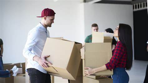 围绕一位听众质疑拉姆齐节目建议年轻人尽早搬出的争论展开,分析租房与购房的财务逻辑、独立成长的重要性、父母与成年子女同住的利弊,以及如何在经济压力与情感需求之间建立现实可行的过渡计划。
