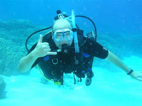 近年网络辩论文化的兴起,催生了"辩论我兄弟"现象,一种表面上的对话实则恶意操控的套路。此现象不仅扭曲了公共讨论的本质,更成为某些网络喷子牟取影响力与流量的利器。了解其背后的操作手法,有助于识别和抵制虚假辩论,维护真正的理性交流环境。
