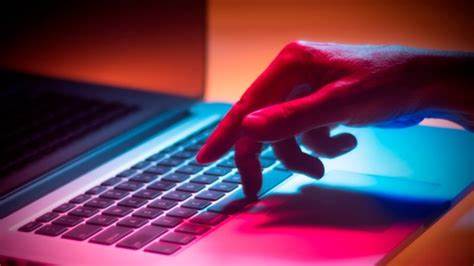 英国政府成立专门的人工智能"特遣队",旨在推动公共部门效率提升,但在吸引和留住顶尖人才方面面临巨大挑战。本文深入分析该团队的设立背景、招聘瓶颈以及应对策略,展望人工智能在政府现代化中的未来潜力。
