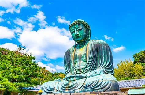 "いざ鎌倉!"这一表达源自日本武士精神,起初指向中世纪的鎌倉,但其背后的意义和使用场景却跨越多个历史时期,贯穿室町与江户时代,体现了武士气概与忠诚的象征。本文深度解析该词汇的起源、文化内涵及其在历史上的变迁,揭示其比喻性质和时代传承的独特价值。
