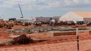 OpenAI在保持其全球AI领导地位的压力下,正在大幅拓展其庞大的"Stargate"基础设施项目范围。公司不仅将投资规模从最初的5000亿美元立刻调整得更广泛,还积极寻求通过债务融资等多样化手段,确保关键AI芯片供应和数据中心建设,强化应对不断增长的AI需求。本文深入解析OpenAI如何通过战略合作与创新融资,布局未来AI计算能力,推动人工智能行业迈向新高度。
