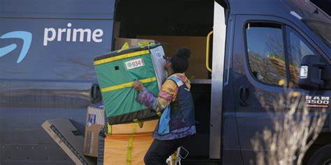 报道亚马逊就被指误导Prime会员达成25亿美元和解,对消费者退款、平台合规和订阅服务透明度带来深远影响,并分析用户自我保护策略及监管可能趋严的后果
