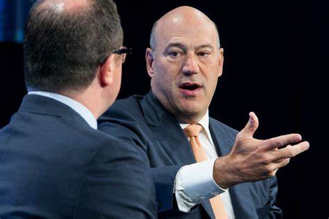 前特朗普政府经济顾问加里·科恩指出,关税政策正在推高企业成本,从而导致企业裁员和招聘放缓,令许多人在求职过程中遭遇困难。本文剖析关税对劳动力市场的影响及背后的经济机制,帮助读者深入理解当前就业形势。
