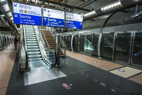 全面介绍Viroflay Rive Droite车站的地理位置、交通线路、换乘方式及周边设施,助力乘客高效出行,探索巴黎及其周边地区的便捷交通网络。
