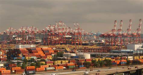 随着全球环境问题的日益严重,了解身边的超级污染源及其影响变得尤为重要。借助最新的科技手段和创新工具,公众能够实时监控本地区的空气质量和污染排放,促进环境保护和健康安全。本文深入探讨了追踪邻近超级污染源的方法、背后的科技和数据支持以及其对公众和政策制定的深远意义。
