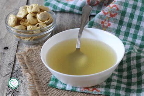 深入探讨传统意大利混合肉汤的制作方法,解析牛肉与鸡肉汤底的独特风味与营养价值,分享家庭自制高品质肉汤的实用技巧,帮助读者轻松掌握经典意式高汤制作,提升烹饪体验与美食享受。
