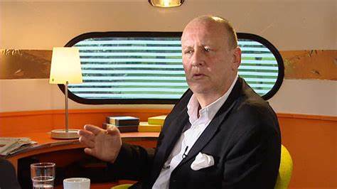 迈克·费尔登赫深情回忆他在剧院学校度过的美好岁月,讲述了这段经历如何塑造了他日后的演艺生涯以及成为电视知名人物的过程。本文带你深入了解他的生活轨迹和内心世界。
