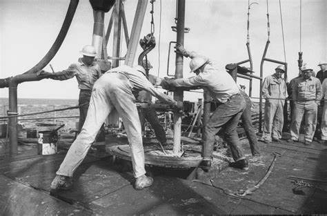 深入探讨莫霍项目的诞生背景、技术创新、科学目标、政治波折以及对现代海洋钻探和地球科学发展的深远影响。本文详尽梳理了该项目的复杂历程及其遗产,展现了20世纪科学探索中的辉煌与挑战。
