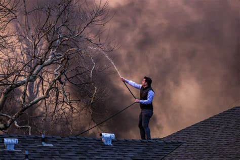 對洛杉磯郡伊頓(Eaton)大火後的132頁檢討報告進行深入解析,說明報告為何不具體指責個別官員或部門,探討法律、政治與制度面因素,以及這類不點名報告對受災社區、問責機制與未來防災改進的影響。
