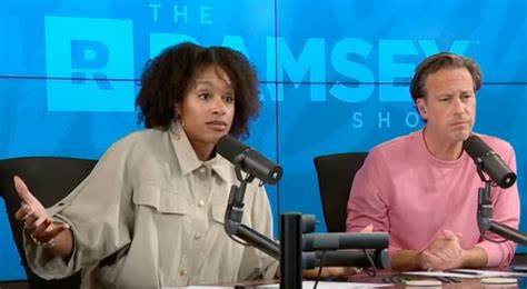 一对夫妻因为丈夫隐瞒每月2600美元的额外收入陷入信任危机。文章深入解析财务不忠的表现、产生原因、法律与情感后果,并提供可操作的理财与沟通建议,帮助遭遇类似问题的伴侣恢复透明与共识。
