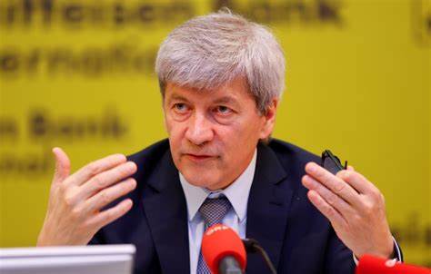 全球局势复杂多变,尤其是在地缘政治紧张的背景下,国际银行如何应对俄罗斯业务的持有和剥离成为关注焦点。瑞银集团CEO最新表态显示,公司对俄罗斯业务的主控权有限,凸显跨国银行在当前环境中的运作难题与市场不确定性。
