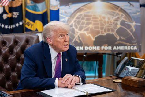 探讨特朗普提出的"金色穹顶"防御系统,其远超曼哈顿计划的庞大预算和技术挑战,以及项目背后的争议与未来前景。
