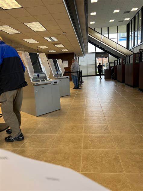 介绍卡诺加帕克Topanga Canyon大道上的Chase银行,详述其服务优势、营业时间及周边银行情况,帮助读者全面了解该地区金融服务选择。
