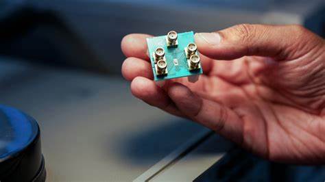 康奈尔大学最新研发的首款集成"微波大脑"芯片,突破传统数字计算限制,实现超高速频域计算和无线通信信号处理,开辟低功耗智能芯片新纪元,为未来边缘计算和智能设备应用提供创新技术支撑。
