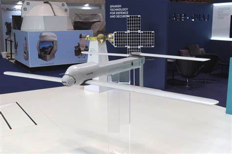 在 FEINDEF 2025 展会上,西班牙公司 Arquimea 推出全新 Q-SLAM-100 滞空弹,展示了更大规模的火力选择、AI 协作能力与工业化生产潜力,本文从技术规格、作战概念、产业链与法律伦理角度深度解析这一系列平台的意义与挑战。
